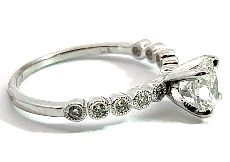 14W Oval Center in Rd Bezel Diamond Ring sz6 6.5x4.9m .67ct I/SI2
